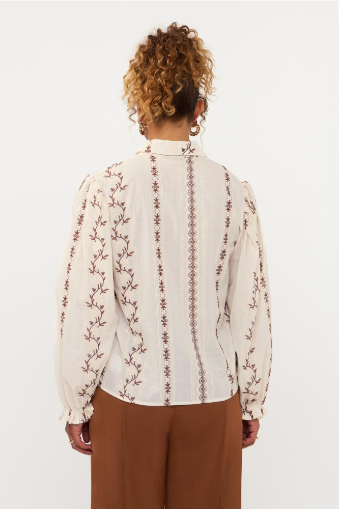 Ydence ecru dames blouse | Model achteraanzicht