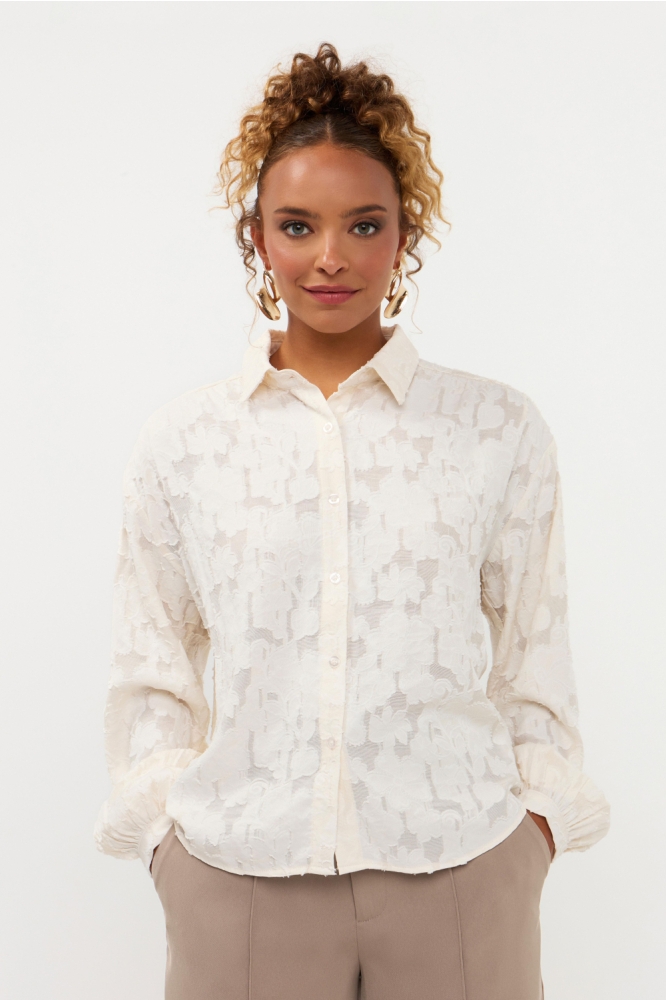 Ydence ecru dames blouse | Model vooraanzicht
