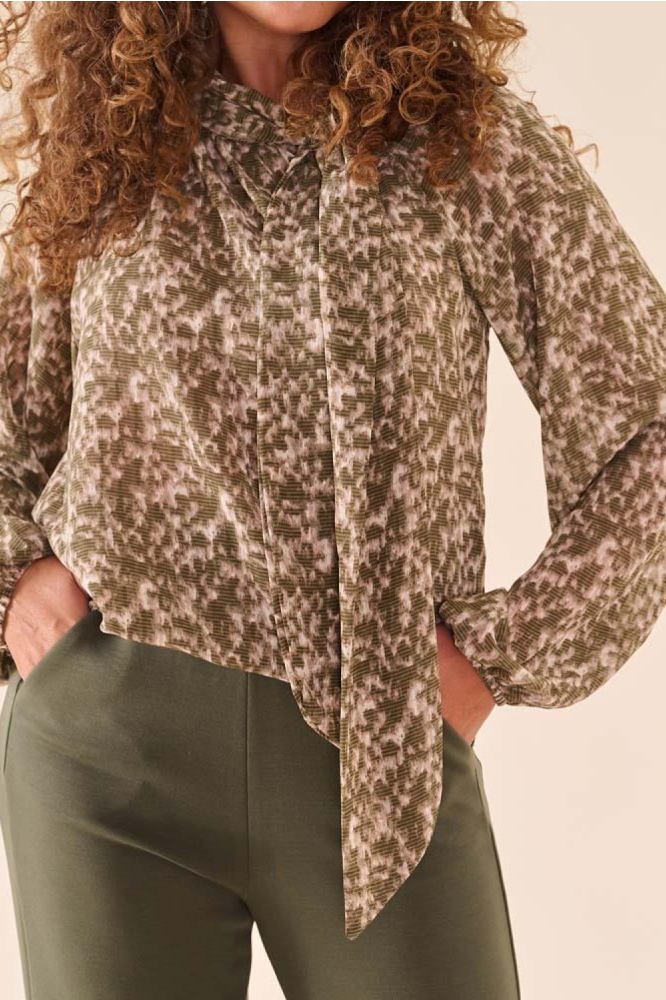 FOS Amsterdam bruine dames blouse | Model vooraanzicht
