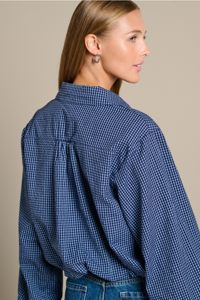 LolaLiza blauwe dames blouse | Model achteraanzicht