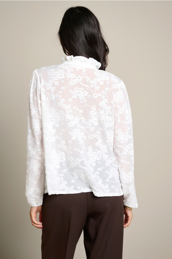 LolaLiza witte dames blouse | Model achteraanzicht