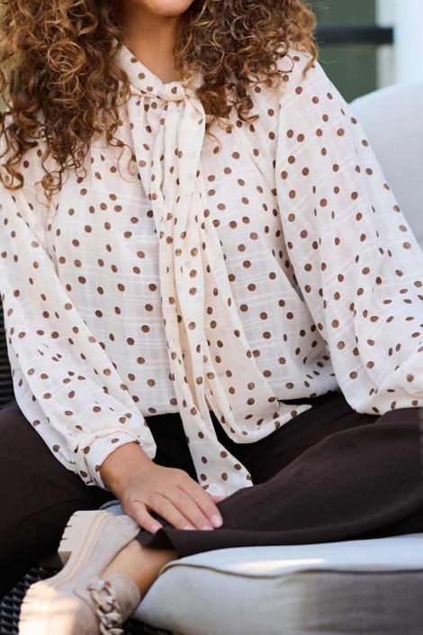 FOS Amsterdam beige dames blouse | Close up