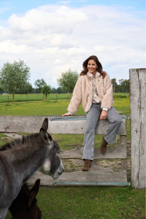 NED beige dames blouse | Sfeerbeeld, In situatie