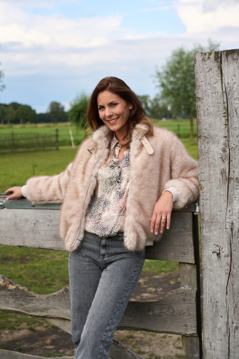 NED beige dames blouse | Sfeerbeeld, In situatie