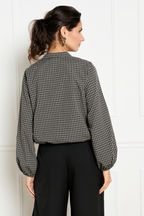 LolaLiza zwarte dames blouse | Model achteraanzicht