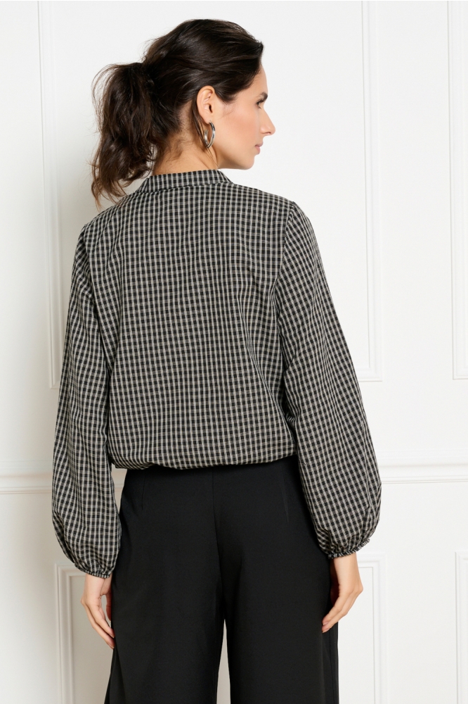 LolaLiza zwarte dames blouse | Model achteraanzicht