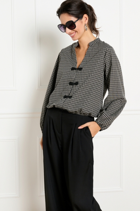 LolaLiza zwarte dames blouse | Model vooraanzicht