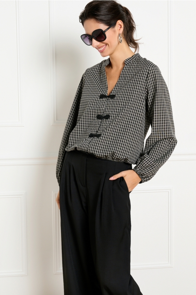LolaLiza zwarte dames blouse | Model vooraanzicht