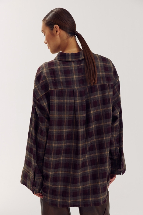 Harper & Yve bordeaux dames blouse | Model achteraanzicht