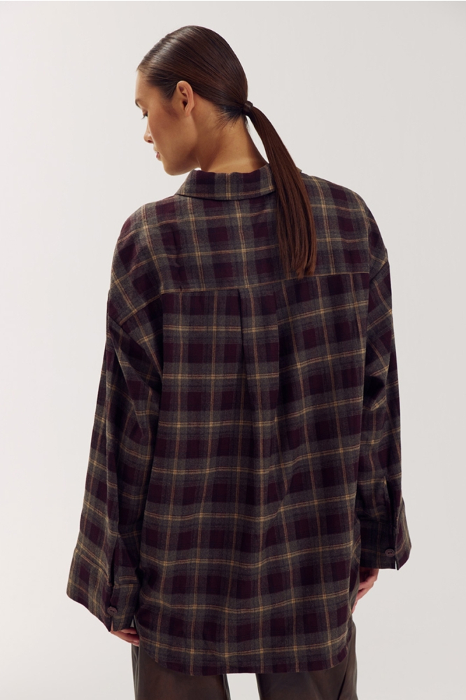 Harper & Yve bordeaux dames blouse | Model achteraanzicht