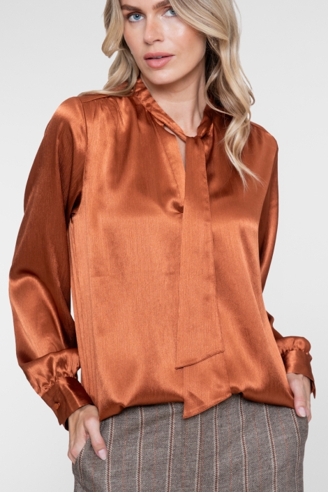 Geisha koperen dames blouse | Model vooraanzicht