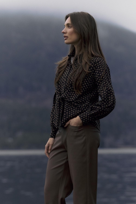 Lady Day zwarte dames blouse | Sfeerbeeld, In situatie