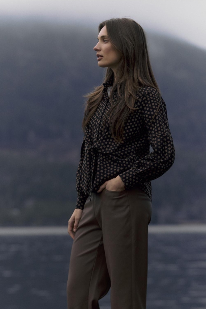 Lady Day zwarte dames blouse | Sfeerbeeld, In situatie