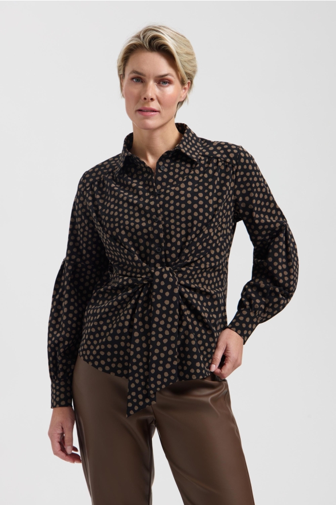Lady Day zwarte dames blouse | Model vooraanzicht