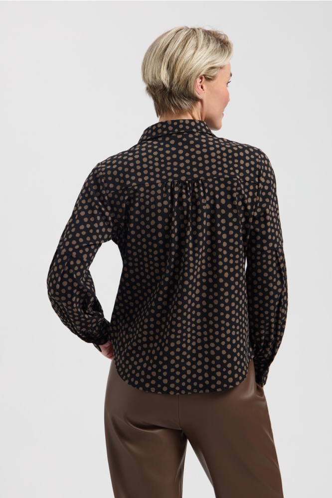 Lady Day zwarte dames blouse | Model achteraanzicht