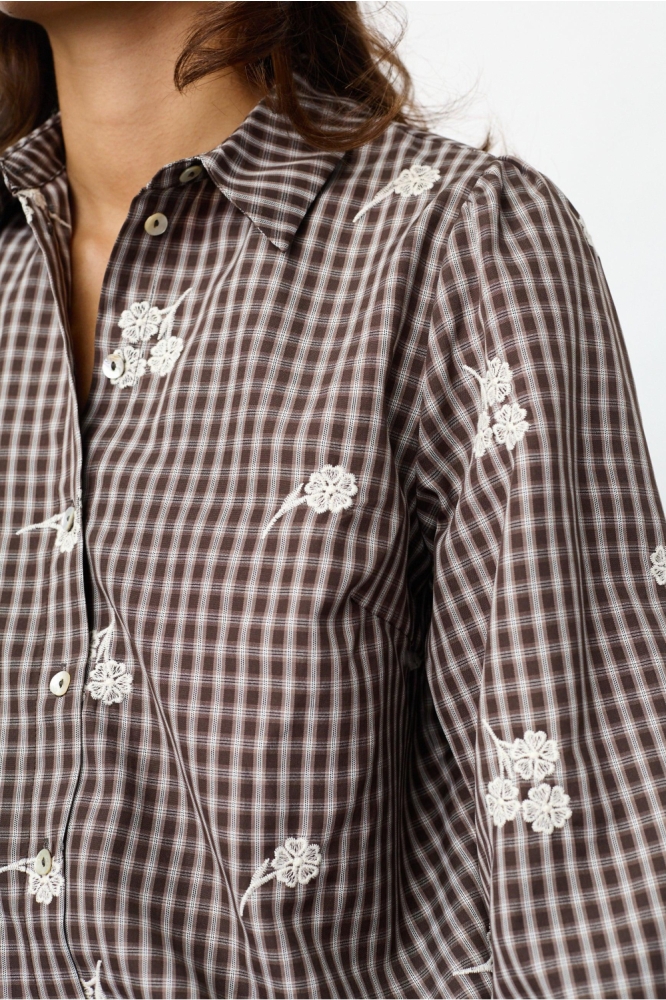 SisterS point bruine dames blouse | Close up