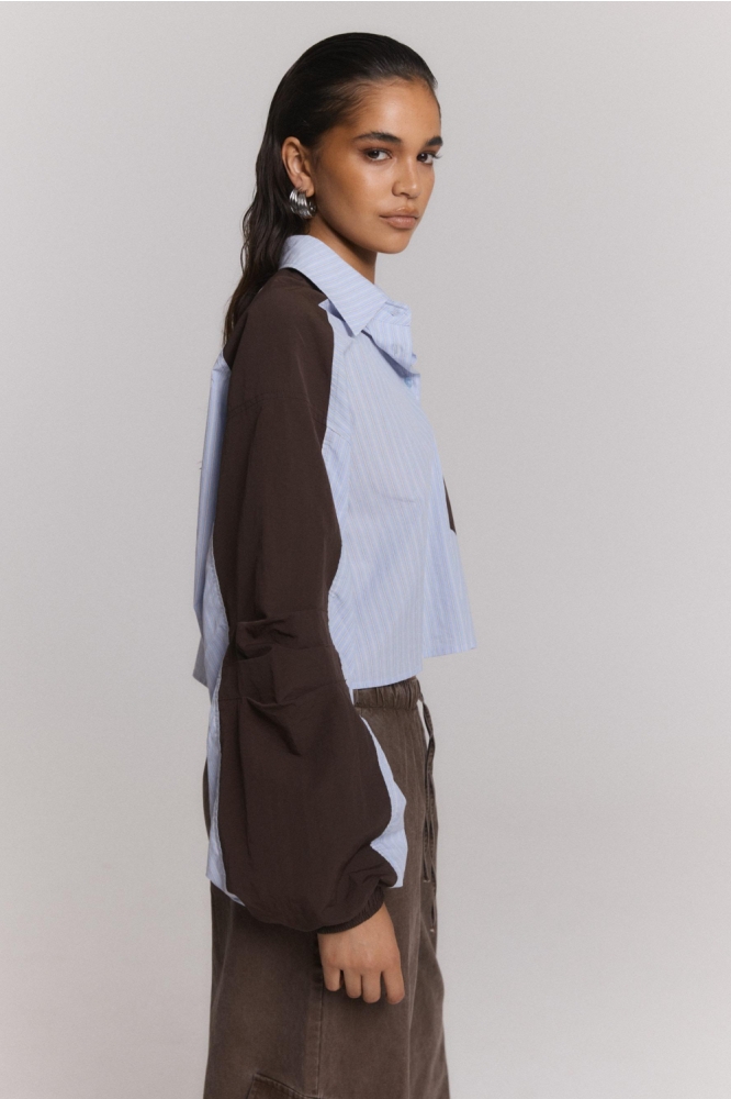 Refined Department blauwe dames blouse | Model zijaanzicht