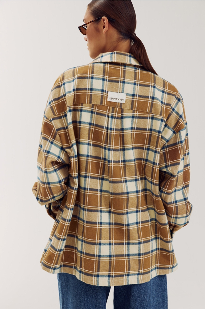 Harper & Yve camel dames blouse | Model achteraanzicht