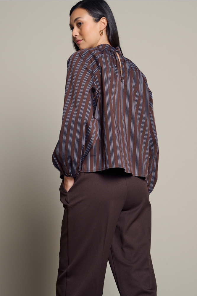 LolaLiza bruine dames blouse | Model achteraanzicht