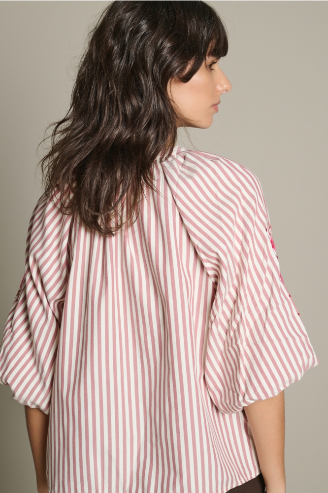 LolaLiza roze dames blouse | Model achteraanzicht