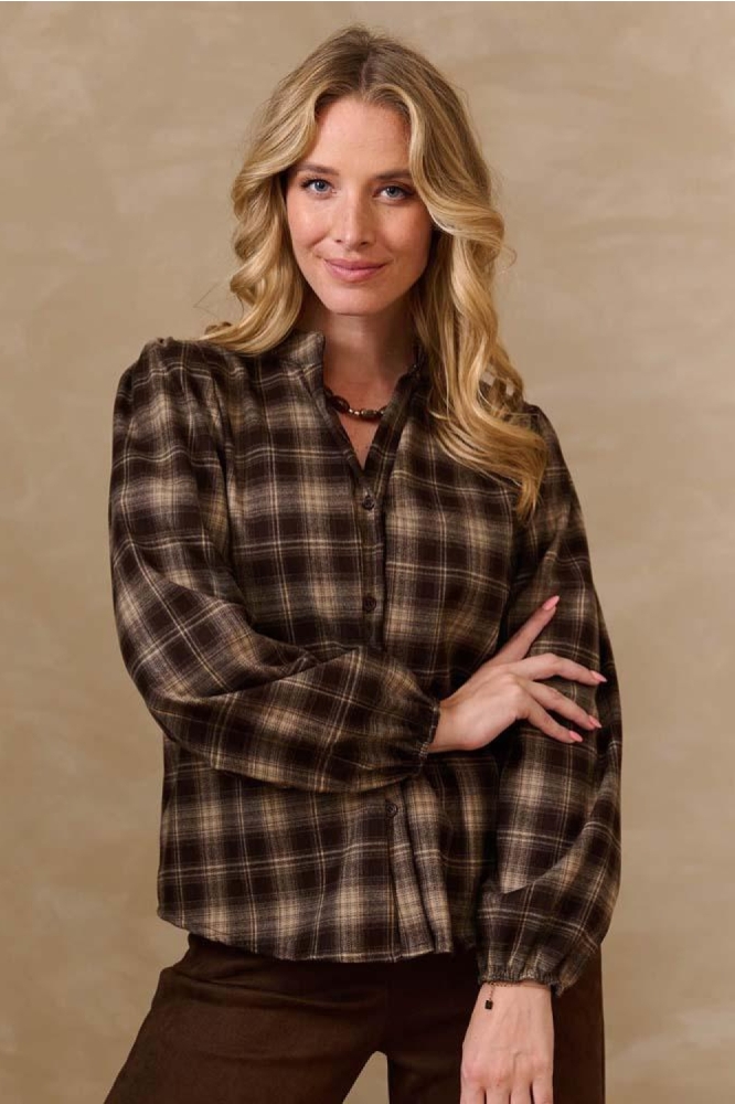 FOS Amsterdam bruine dames blouse | Model vooraanzicht