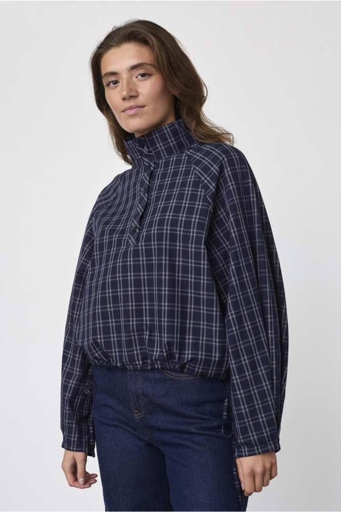 SisterS point blauwe dames blouse | Model vooraanzicht