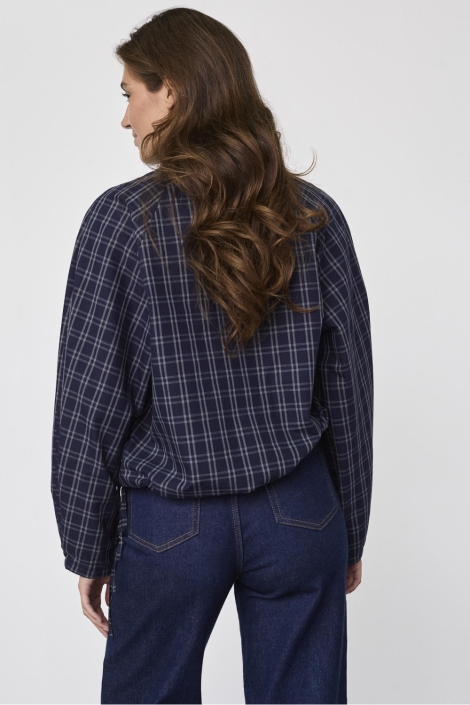 SisterS point blauwe dames blouse | Model achteraanzicht