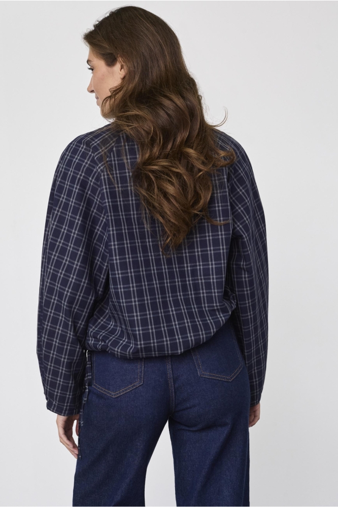 SisterS point blauwe dames blouse | Model achteraanzicht