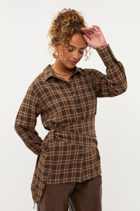 Ydence bruine dames blouse | Model vooraanzicht