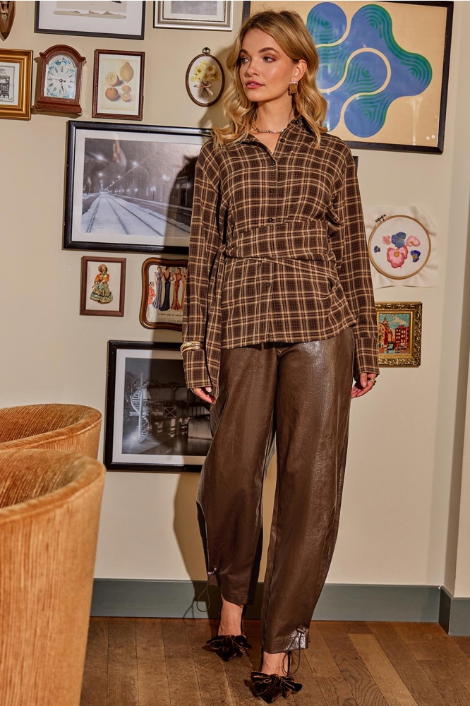 Ydence bruine dames blouse | Sfeerbeeld, In situatie