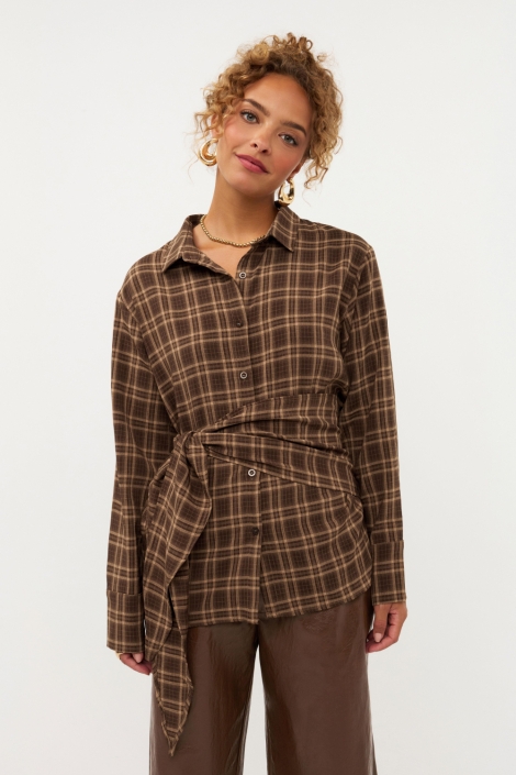 Ydence bruine dames blouse | Model vooraanzicht