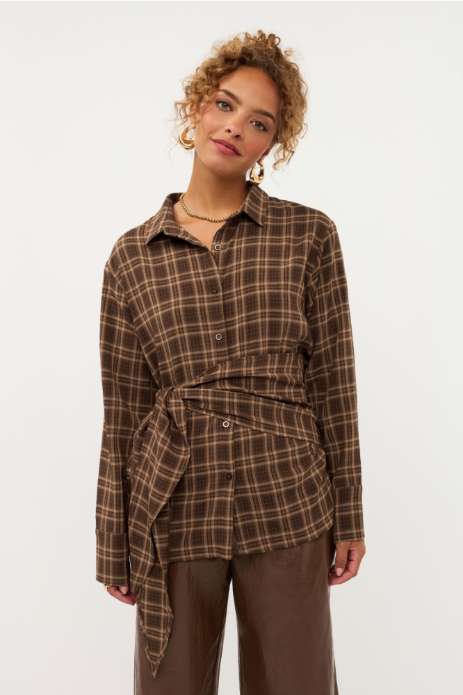 Ydence bruine dames blouse | Model vooraanzicht