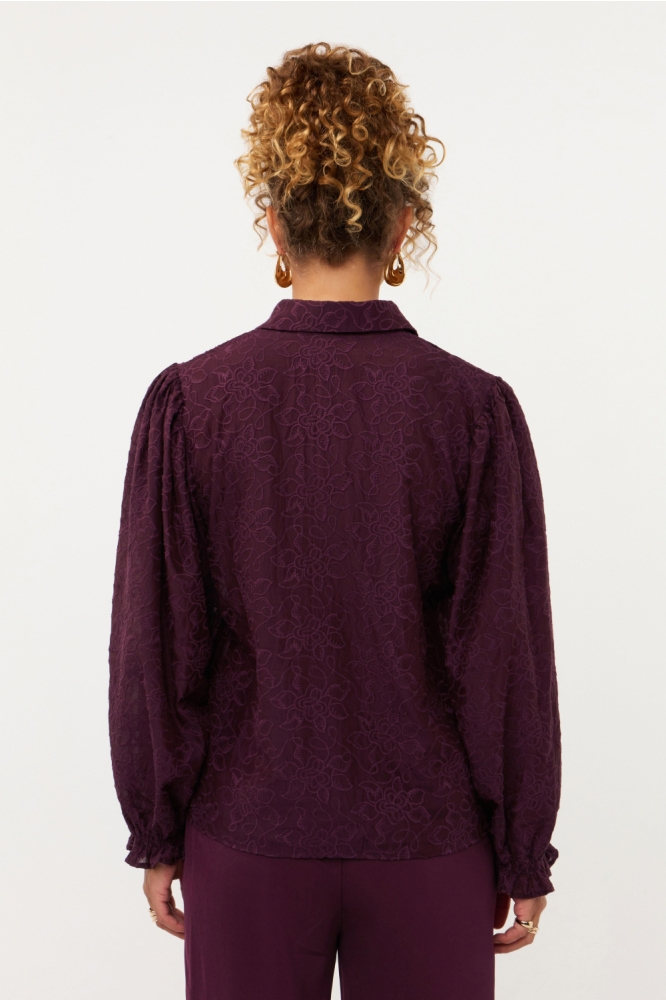 Ydence paarse dames blouse | Model achteraanzicht