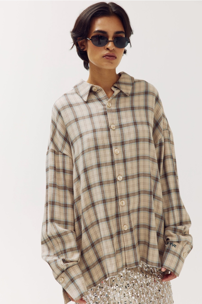 Harper & Yve beige dames blouse | Model vooraanzicht