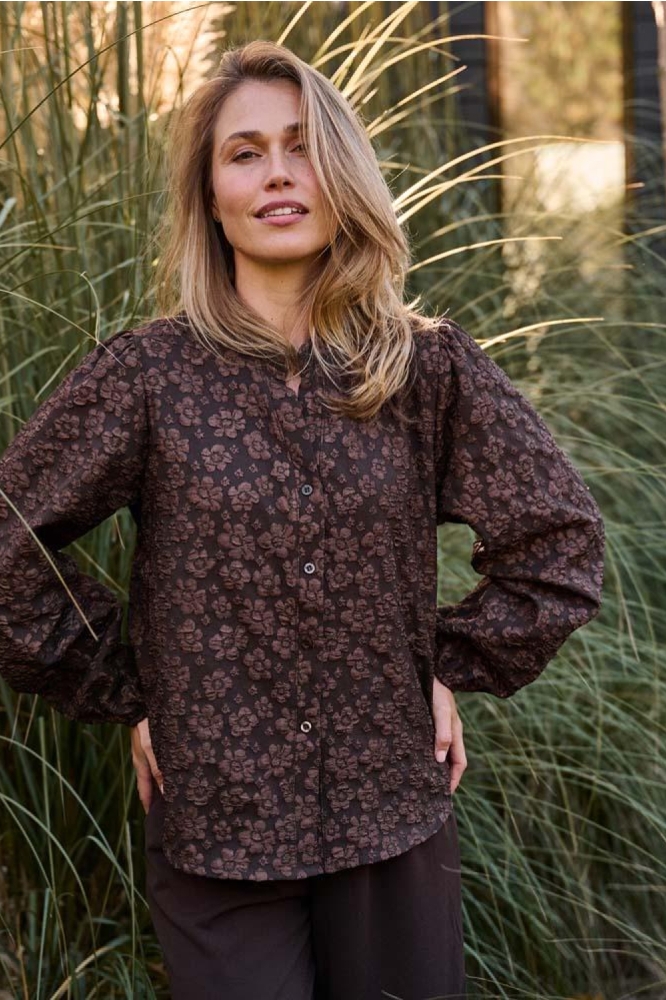 FOS Amsterdam bruine dames blouse | Model vooraanzicht