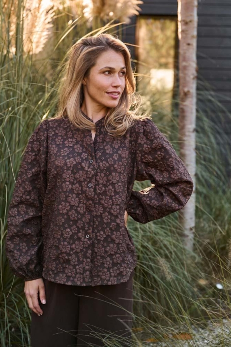 FOS Amsterdam bruine dames blouse | Model vooraanzicht