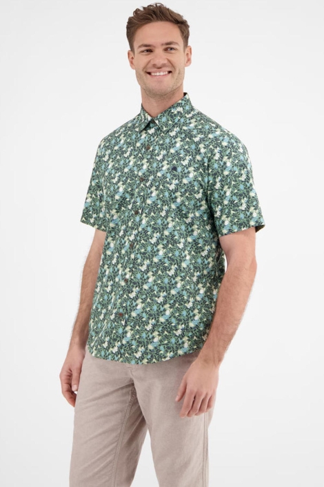 Lerros groene heren overhemd | Model zijaanzicht