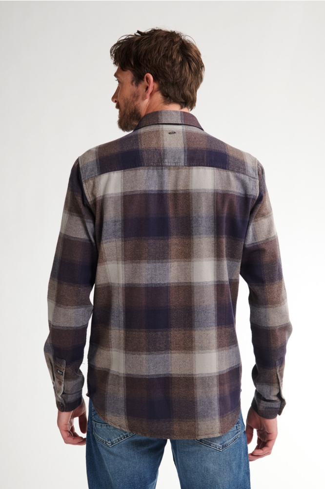Petrol Industries bruine heren overhemd | Model achteraanzicht