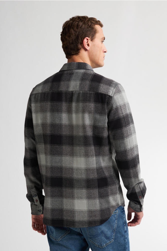 Petrol Industries zwarte heren overhemd | Model achteraanzicht