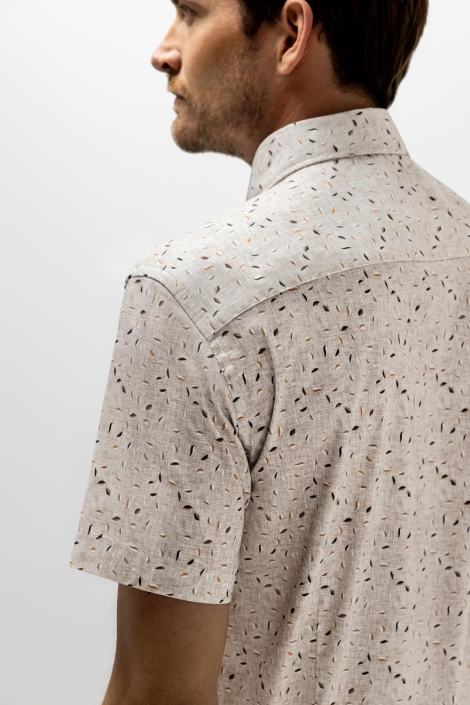 State of Art beige heren overhemd | Model zijaanzicht