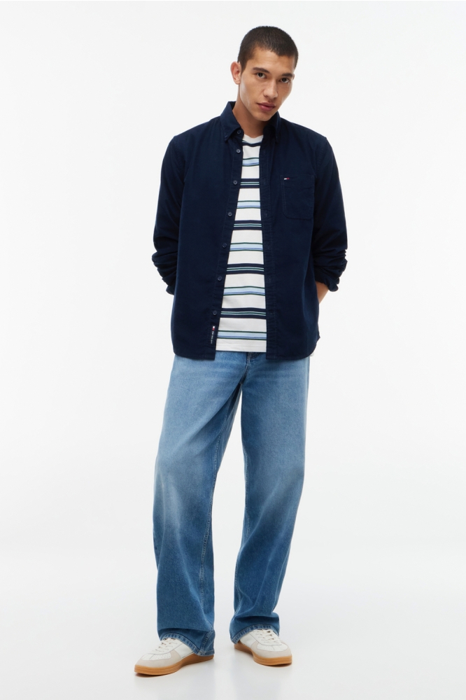 Tommy Jeans blauwe heren overhemd | Model