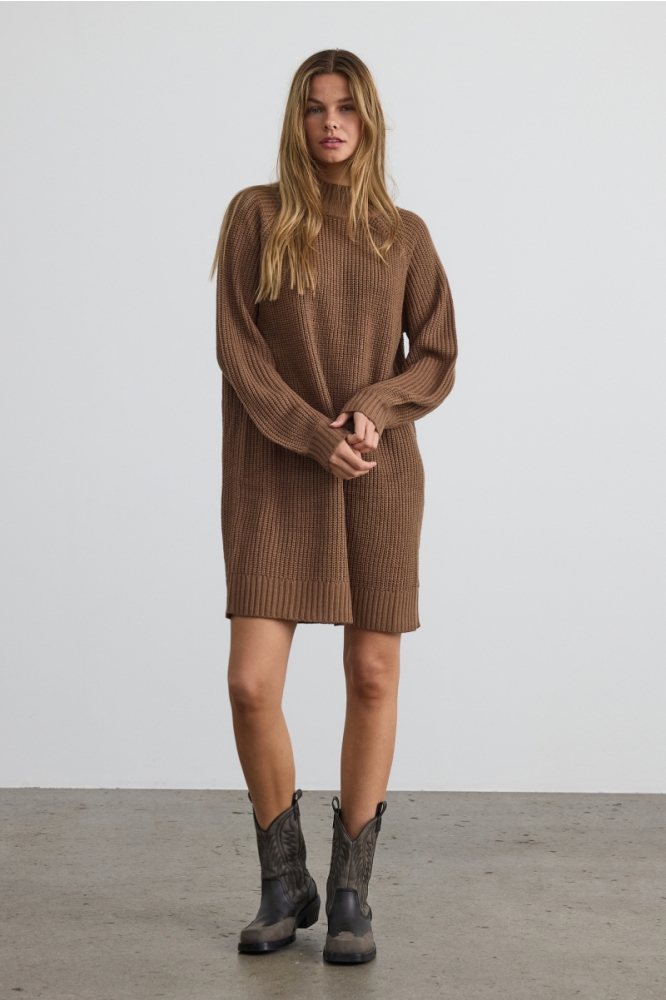Noisy may bruine dames jurk | Model