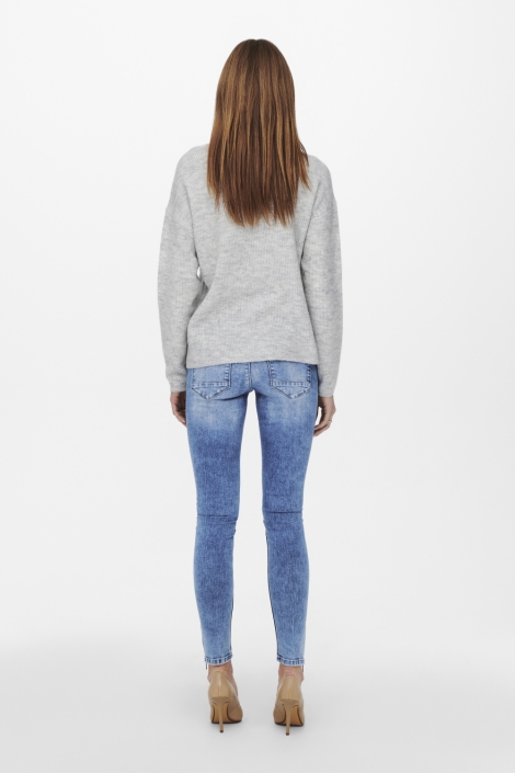 Only grijze dames trui | Model achteraanzicht
