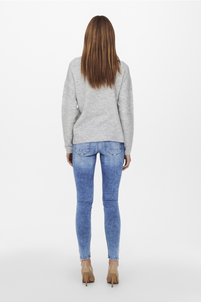 Only grijze dames trui | Model achteraanzicht