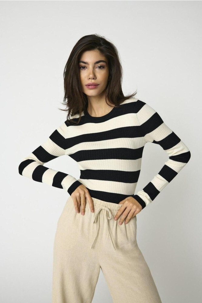 Jacqueline de Yong zwarte dames trui | Model vooraanzicht