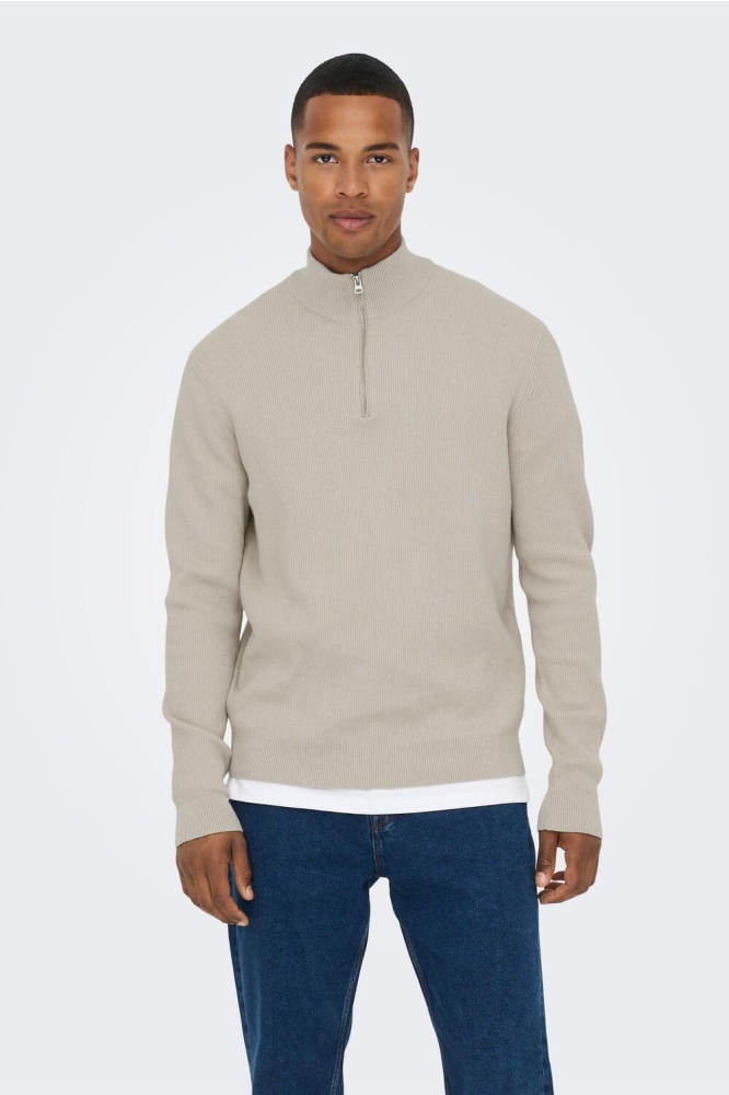 Only & Sons beige heren trui | Model vooraanzicht