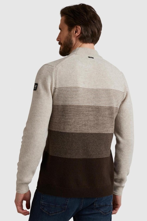 Vanguard bruine heren trui | Model achteraanzicht