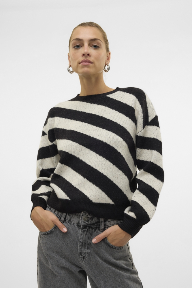 Vero Moda zwarte dames trui | Model vooraanzicht