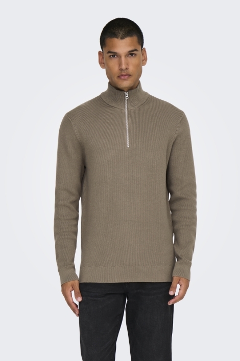 Only & Sons taupe heren trui | Model vooraanzicht