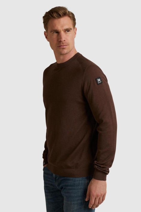 Vanguard bruine heren trui | Model zijaanzicht